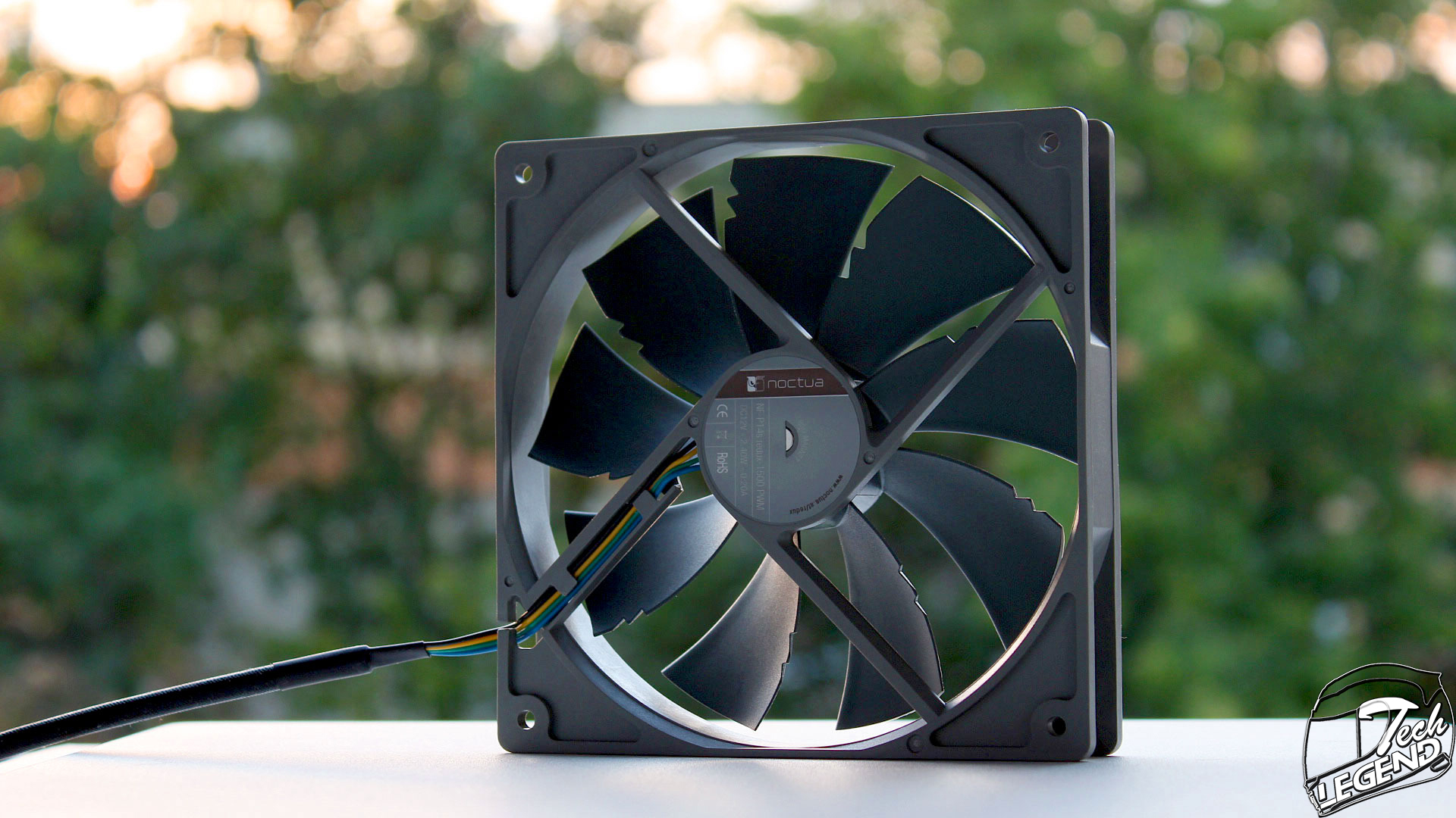 High Performance Cooling Fan with 1500RPM 4-Pin 140mm, round, Grey Noctua NF-P14r redux-1500 PWM